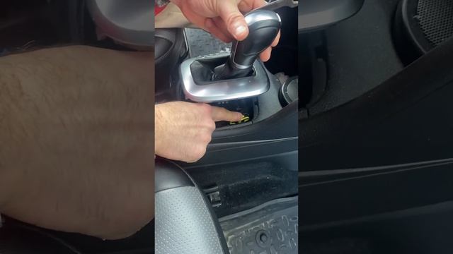Volkswagen Polo￼ Лайфак как разблокировать селектор передач автомат  когда сел Аккум ￼