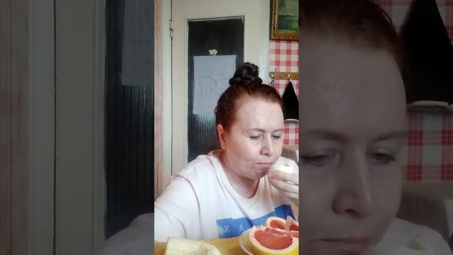 МУКБАНГ ,причёска МАДАМ ТРУЛЮЛЮ ,яйцо, сыр копчёный,грейпфрут, корова ЖИВА? смотреть онлайн