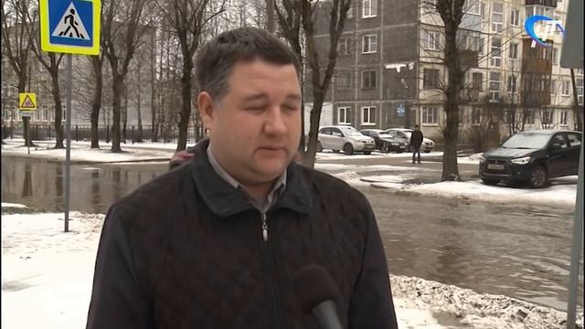 В Великом Новгороде затопило дороги, дворы и тротуары смотреть онлайн