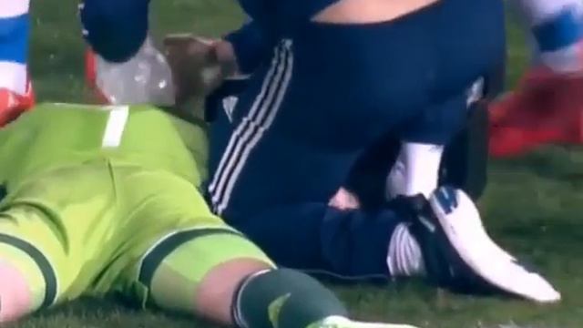 Игорю Акинфееву попадают файером в голову смотреть онлайн
