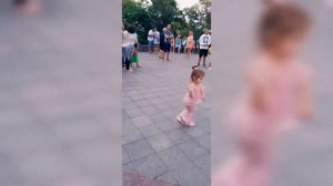 РЕБЁНОК ДВА ГОДА КРАСИВО ТАНЦУЕТ ДЕВОЧКА КРАСИВО ТАНЦУЕТ PARTY DANCE  LITTLE GIRL TOYS ИГРУШКИ BABY