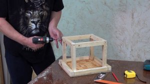 Простая кормушка из дерева для птиц своими руками