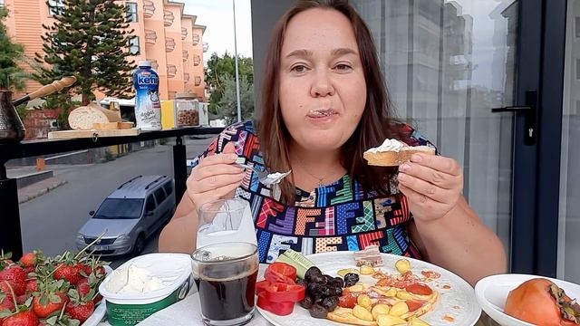 МУКБАНГ?С АППЕТИТОМ едим СУЛТАНСКИЙ ЗАВТРАК?Омлет?Свежий хлеб?Кофе☕Кефир?Овощи??Оливки?Клубника? смотреть онлайн