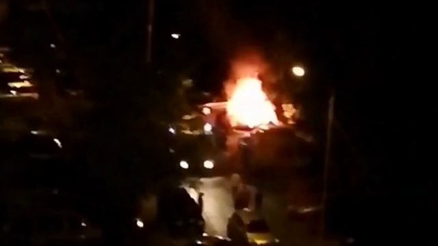 Горит машина в 11-м микрорайоне смотреть онлайн