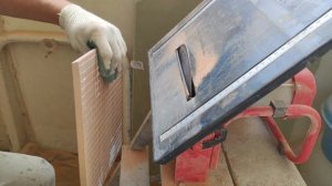 Запил плитки своими руками, заусовка под 45°, легко, быстро, как зарезать плитку под 45градуссов.