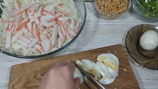 Такой вкусный и простой салат с КРАБОВЫМИ ПАЛОЧКАМИ! смотреть онлайн