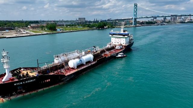 Wicky Spirit on the Detroit River, receives pilot change from Pilot Boat MS Westcott смотреть онлайн