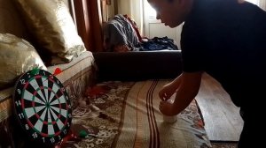 .как Кидать дротики