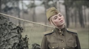 На позицию девушка провожала бойца.