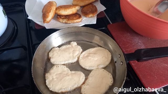 Пышные оладушки из манки на кефире получилось не вероятно мягкими и вкусными.Приятного вам аппетита