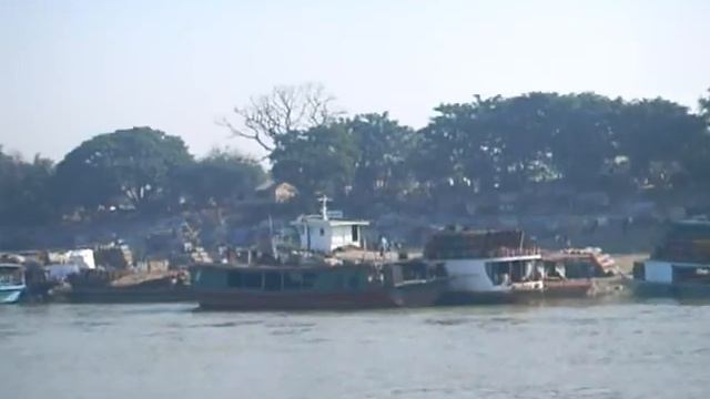 bank of Ayeryarwady River in Mandalay, Myanmar on 25-12-2007 смотреть онлайн