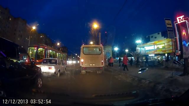 В Смоленске маршрутчик едва не раздавил людей, спешивших на трамвай смотреть онлайн