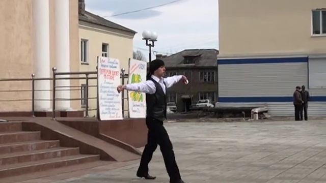 Танец "Испанский Жасмин" исполняет Роман Безруков смотреть онлайн