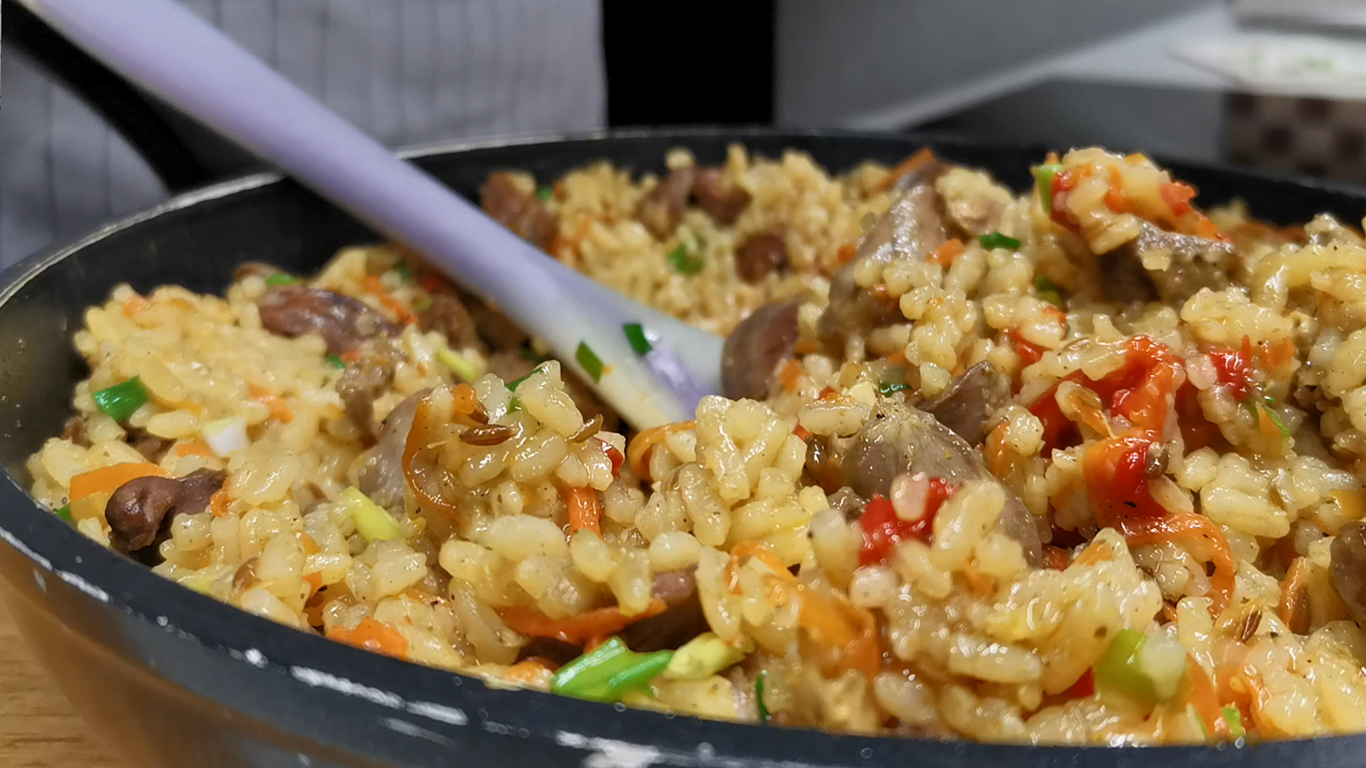 УЖИН проще и вкуснее даже придумать сложно! Всего лишь рис и сердечки, НЕЖНЕЙШИЙ ПЛОВ на сковороде! смотреть онлайн