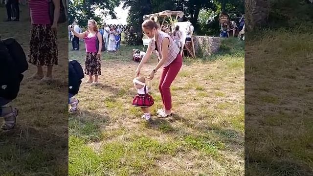 Княжий спадок... Танцы танцы... Детки танцуют смотреть онлайн