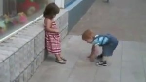 Любвеобильный мальчик пристает к девочке