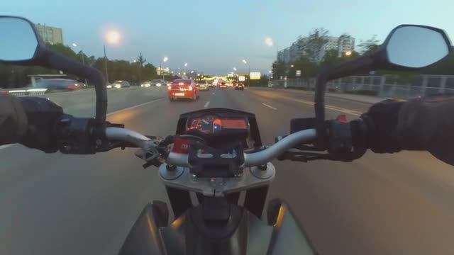 KTM 690 sm LC4 supermoto прохват по городу смотреть онлайн