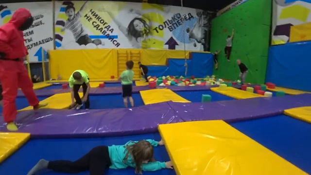 ИГРА В КАЛЬМАРА В РЕАЛЬНОЙ ЖИЗНИ *ЧЕЛЛЕНДЖ*/#SQUIDGAME/*В БАТУТНОЙ АРЕНЕ*