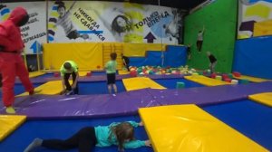 ИГРА В КАЛЬМАРА В РЕАЛЬНОЙ ЖИЗНИ *ЧЕЛЛЕНДЖ*/#SQUIDGAME/*В БАТУТНОЙ АРЕНЕ*