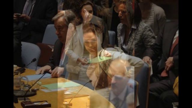Анджелина Джоли засветила сосочки на заседании ООН
