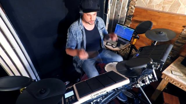 Человек-оркестр IC играет крутой EDM трек "Kul" / One Man Band Performance смотреть онлайн
