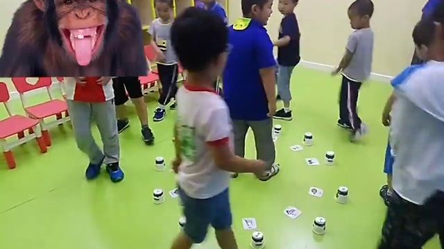 205 - Monkey in the middle|Flashcard game using cups |Mux's ESL games| смотреть онлайн