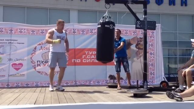 Рекорд России по силе удара! Удар кулаком больше тонны 1021 кг ( Сергей Ломакин ) смотреть онлайн