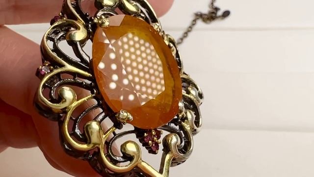 Кулон с крупным желтым (оранжевым) сапфиром 25х20мм смотреть онлайн