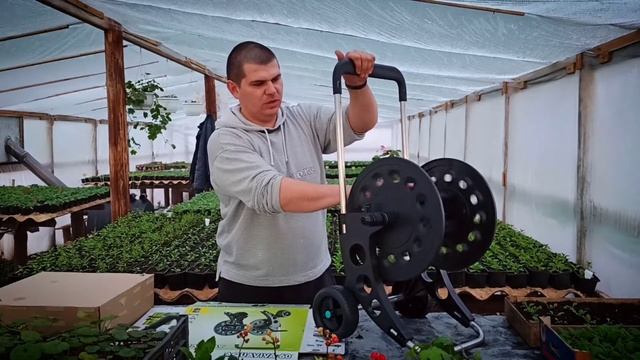 Как полить большие объемы рассады? Тележка для шланга в помощь! смотреть онлайн