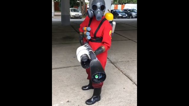 TF2 Pyro Cosplay - Flamethrower blows bubbles смотреть онлайн
