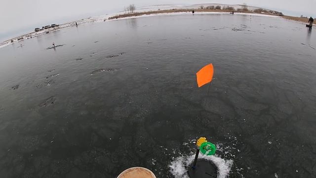 РЫБАЛКА ПО ЛЬДУ НА ЖЕРЛИЦЫ В КАЗАХСТАНЕ! ЩУКА ЕСТЬ! ЛОВИТЬ УМЕЕМ! смотреть онлайн