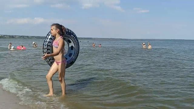 Отдыхаем и загораем на пляже. смотреть онлайн