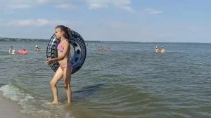 Отдыхаем и загораем на пляже.