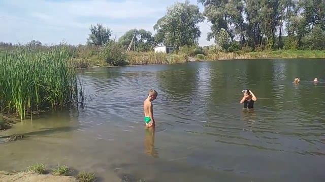 Kids swimming together and having fun. Дети плавают вместе и веселятся смотреть онлайн