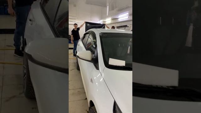 Зеркальная чёрная крыша для Hyundai Solaris смотреть онлайн