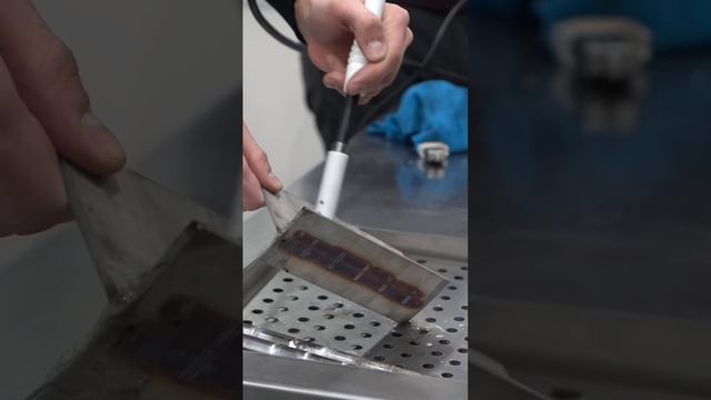 Обработка сварных швов и удаление цветов побежалости с образца из нержавейки #shorts #нержавейка смотреть онлайн