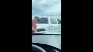 Мужик бьёт стекло машины под бит (оригинал)