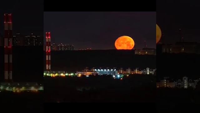 В небе над Москвой огромная яркая луна смотреть онлайн