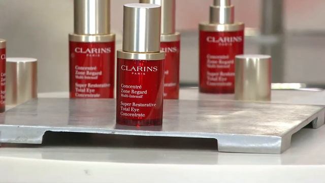 Clarins Super Restorative Total Eye Concentrate with Sandra Bennett смотреть онлайн