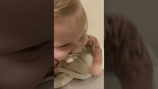 Отдай брату соску!🙉Борьба  Думаю, давать или не давать малышу соску!? #мелания #меланияивовик #дети
