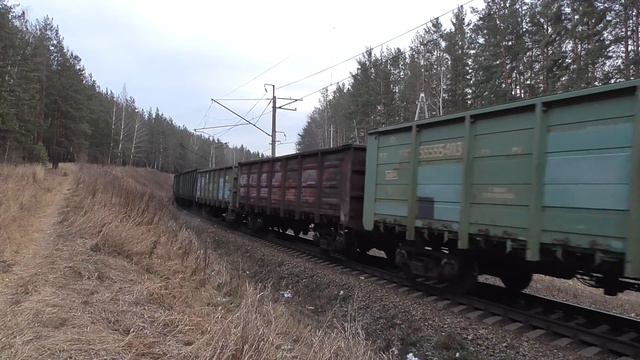 "Подмигнул". 2ЭС6-129 "Синара" с грузовым поездом и приветливой бригадой смотреть онлайн