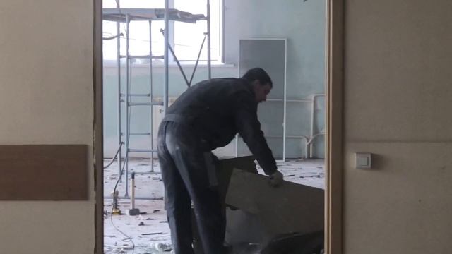 Строители демонтируют 2 этаж здания ТЦСО «Орехово» смотреть онлайн