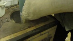 топим печь опилками.загрузка