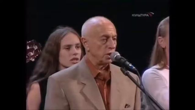 Атланты держат небо на каменных руках