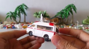 Three Toys Car Tomica Isuzu Giga Police Car Toyota HIMEDIC Ambulance Demo Review - Happy Toys