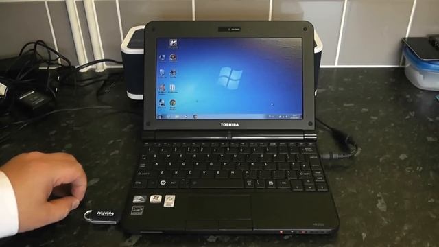 How to Install Windows or Linux on a Netbook смотреть онлайн