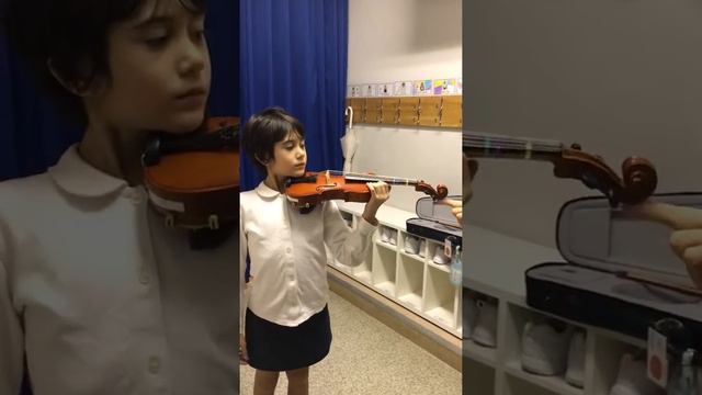 Violin hold - Oh, pick your violin up... смотреть онлайн