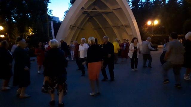 ПРО КУМА ТА КУМУ!??? УКРАИНСКАЯ НАРОДНАЯ ПЕСНЯ/ ТАНЦЫ В ПАРКЕ ГОРЬКОГО ХАРЬКОВ СЕНТЯБРЬ 2020 смотреть онлайн