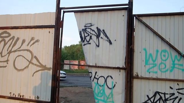 Заваренную ранее калитку под мостом Миллениум сломали смотреть онлайн