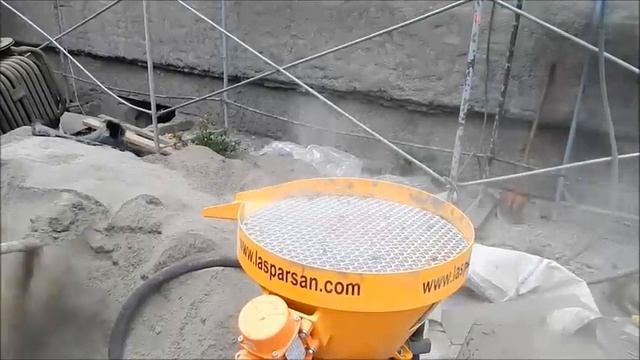 Торкретирование смесью с ближайшего РБУ. Установка работает.